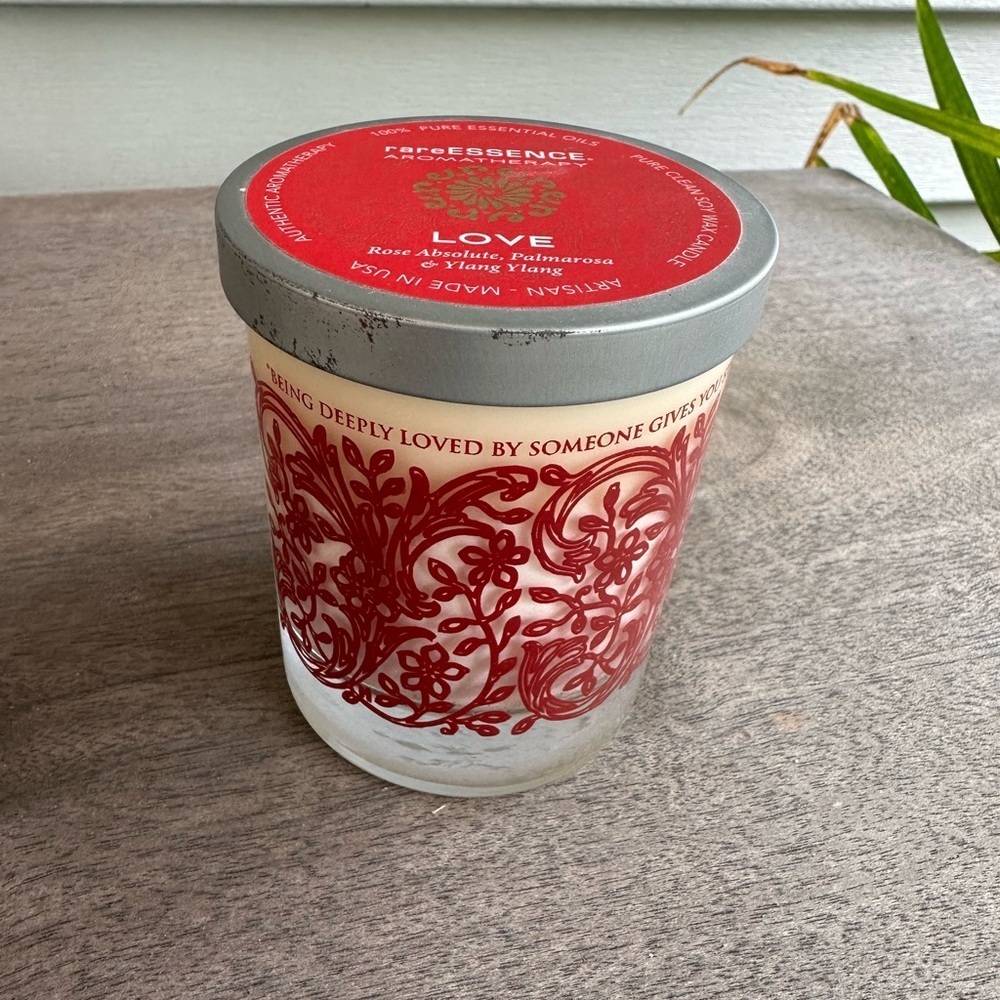 rareESSENCE Love Aromatherapy Spa Candle - Picture 2 of 6